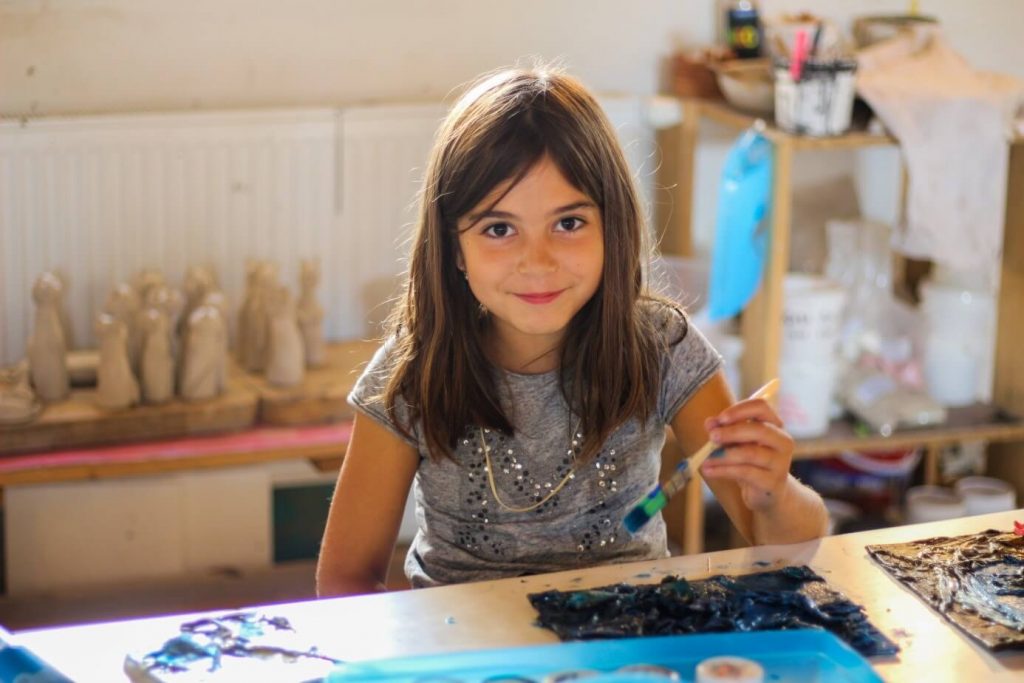 dievčatko maľuje na detskom krúžku